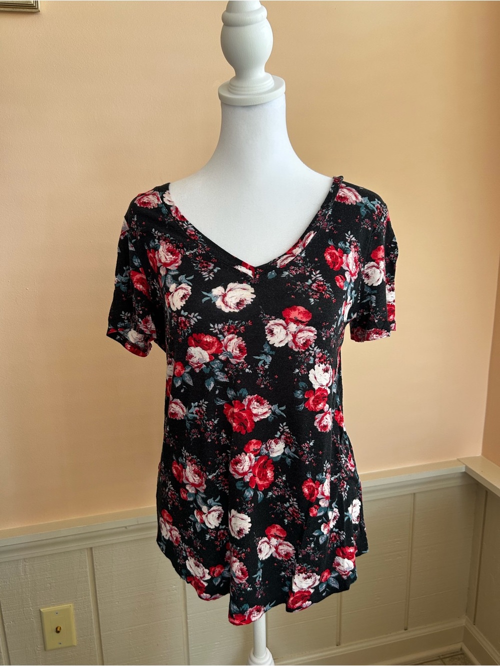 Maurices Black V-Neck Short Sleeve Top with Red & White Rose Print